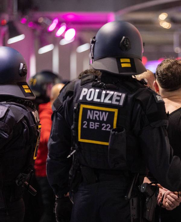 Die Polizei hat einige türkische Fans festgesetzt.