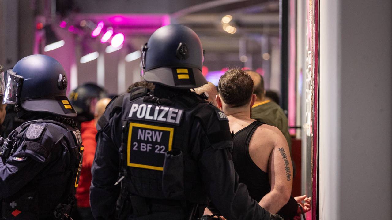 Die Polizei hat einige türkische Fans festgesetzt.