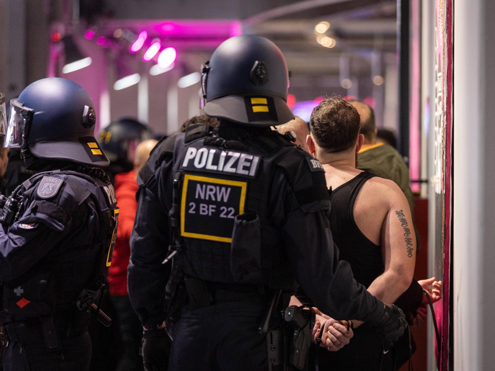 Die Polizei hat einige türkische Fans festgesetzt.
