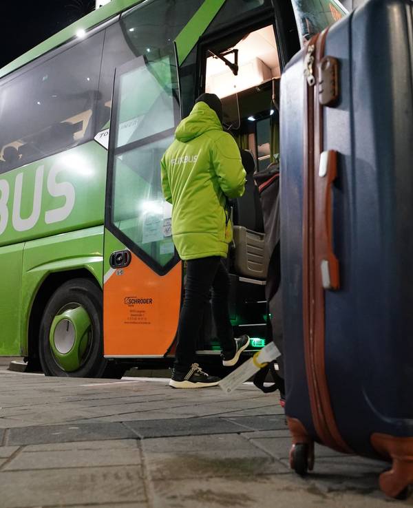 Ein Flixbus steht am zentralen Omnibusbahnhof ZOB Bus-Port Hamburg am Hauptbahnhof.