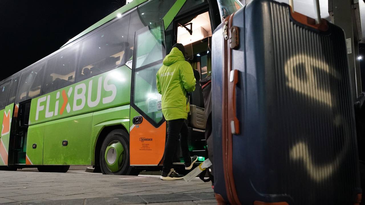 Ein Flixbus steht am zentralen Omnibusbahnhof ZOB Bus-Port Hamburg am Hauptbahnhof.