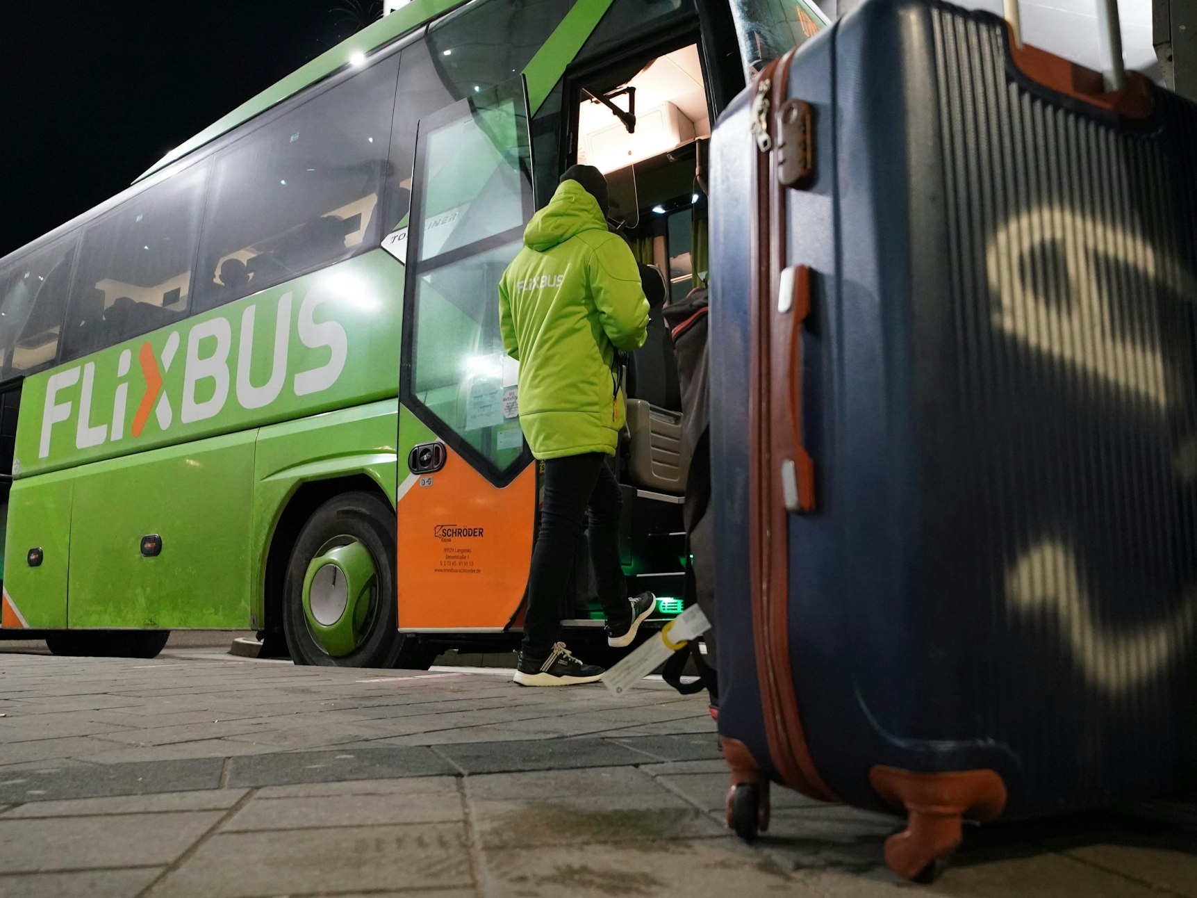 Ein Flixbus steht am zentralen Omnibusbahnhof ZOB Bus-Port Hamburg am Hauptbahnhof.