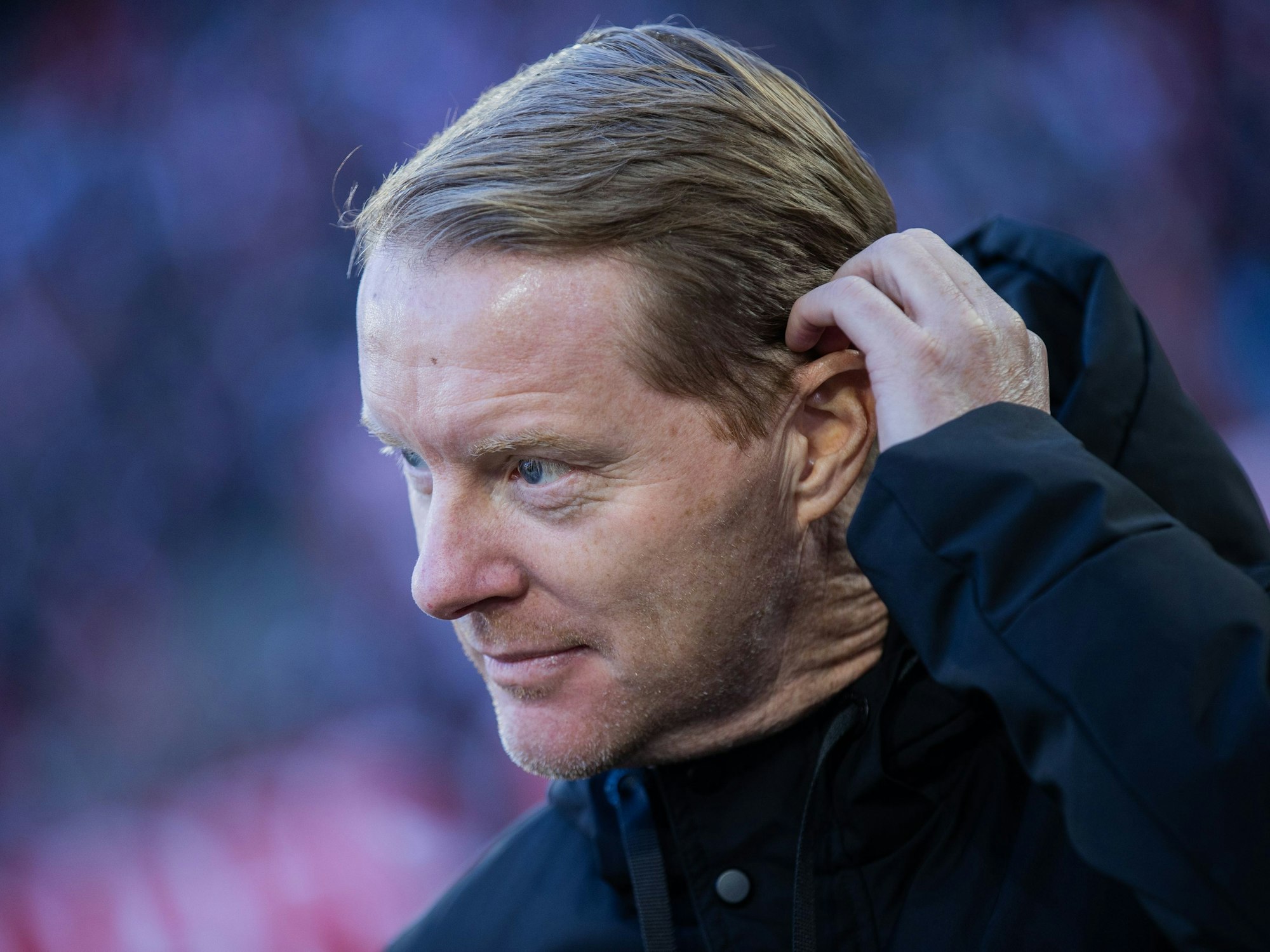 Timo Schultz kratzt sich nach der FC-Pleite im Bundesliga-Heimspiel gegen Borussia Dortmund am Ohr.