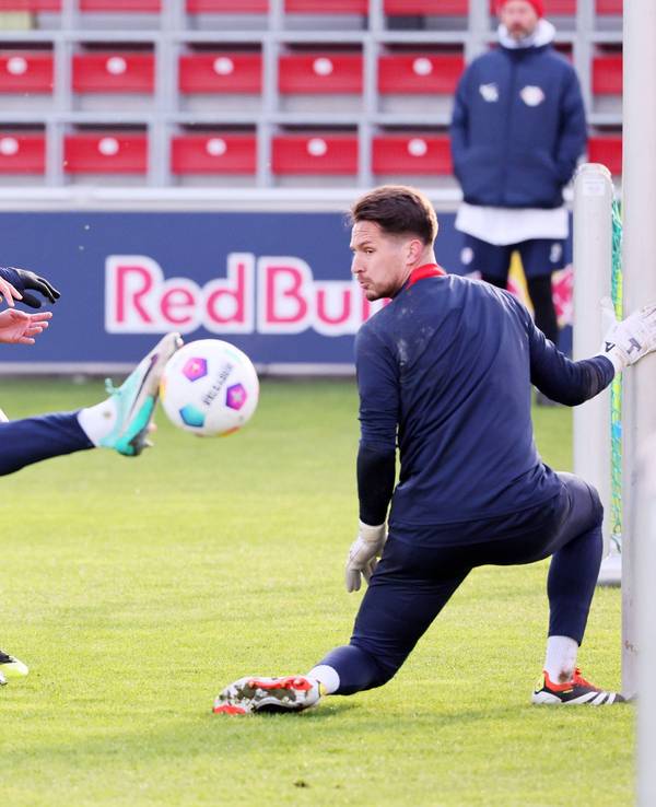 V.l.: Yussuf Poulsen, El Chadaille Bitshiabu, Xavi Simons und Torwart Janis Blaswich im Training.