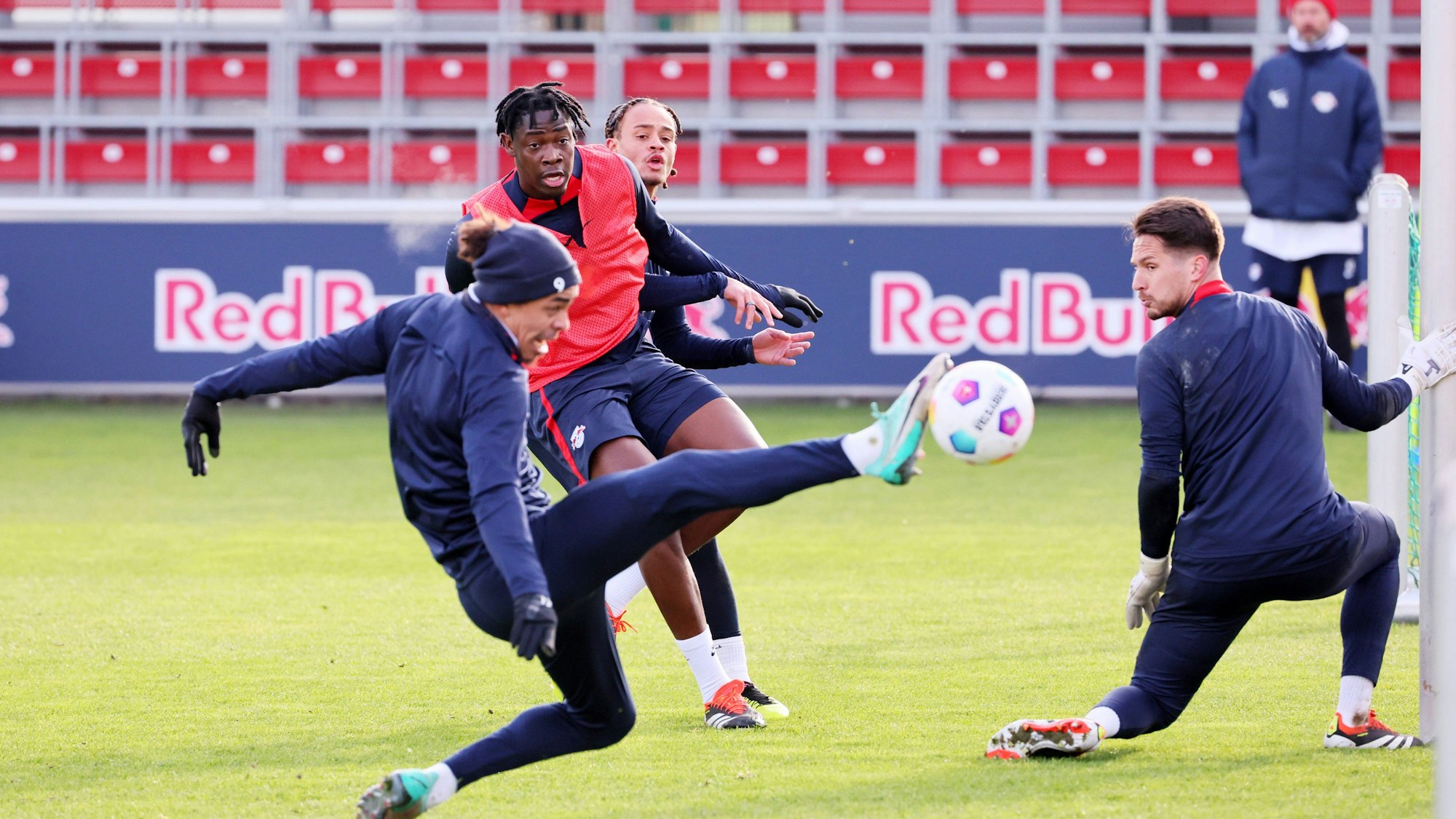 V.l.: Yussuf Poulsen, El Chadaille Bitshiabu, Xavi Simons und Torwart Janis Blaswich im Training.