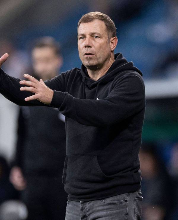Schalke-Trainer Frank Kramer gibt am Spielfeldrand Anweisungen.
