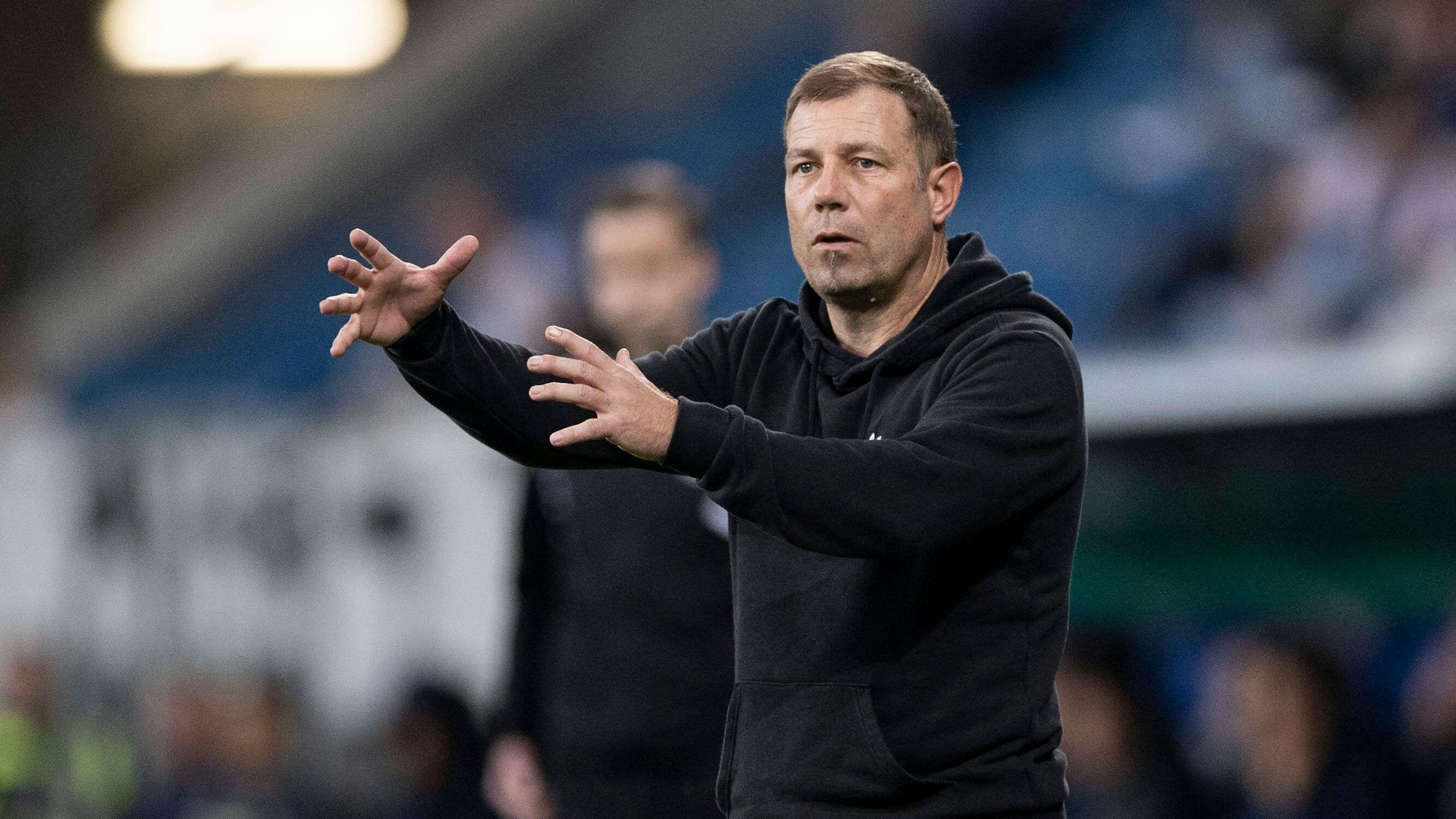 Schalke-Trainer Frank Kramer gibt am Spielfeldrand Anweisungen.