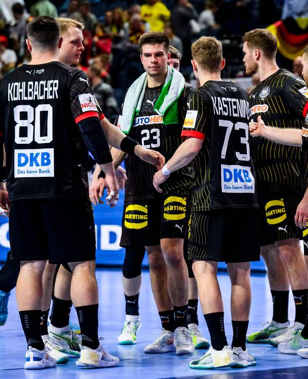 Die deutschen Handballer stehen nach dem Spiel bei der EM beieinander.