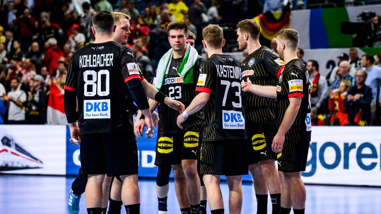 Die deutschen Handballer stehen nach dem Spiel bei der EM beieinander.