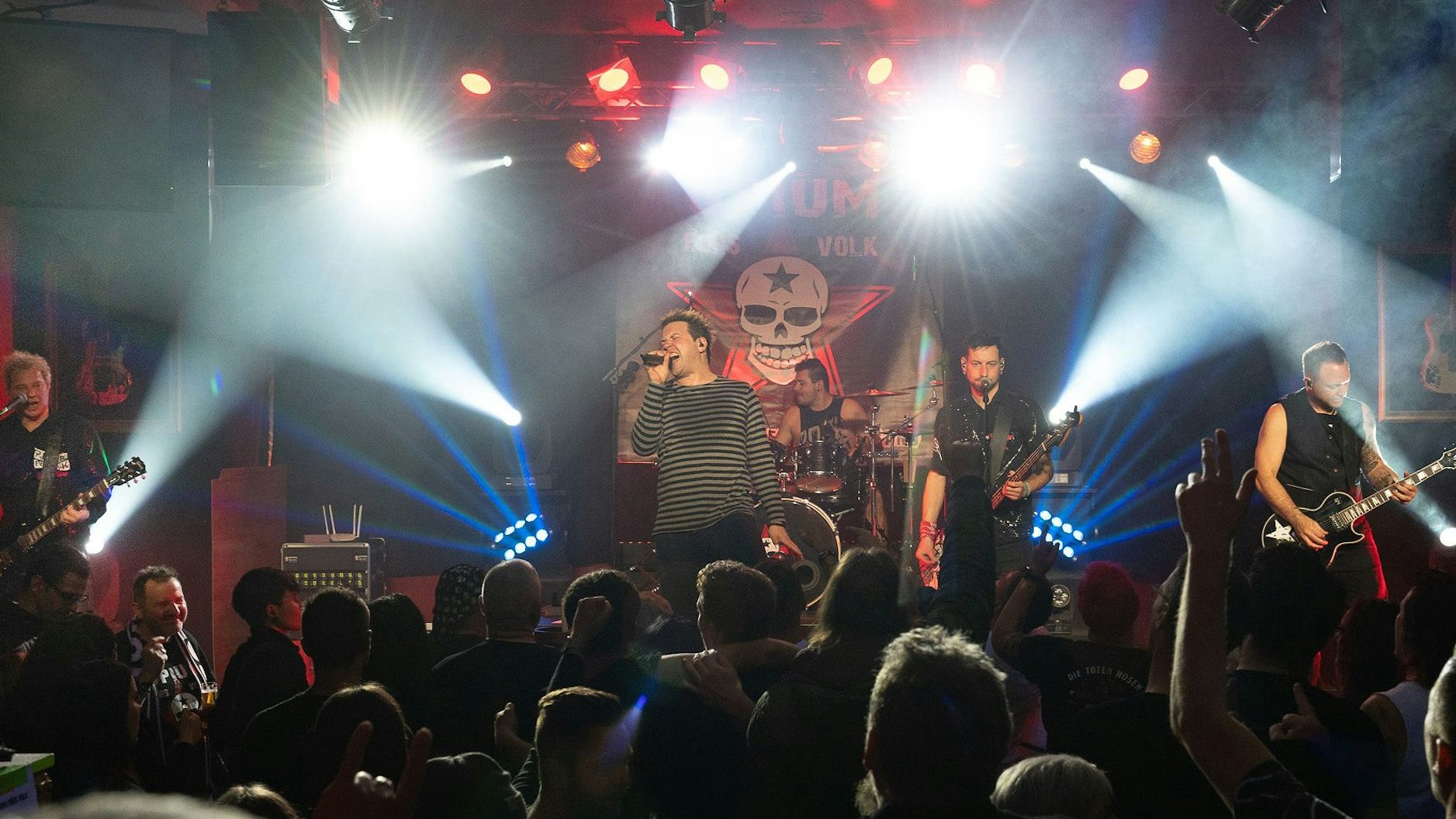 Foto einer Band während eines Konzerts in einem Kölner Club.