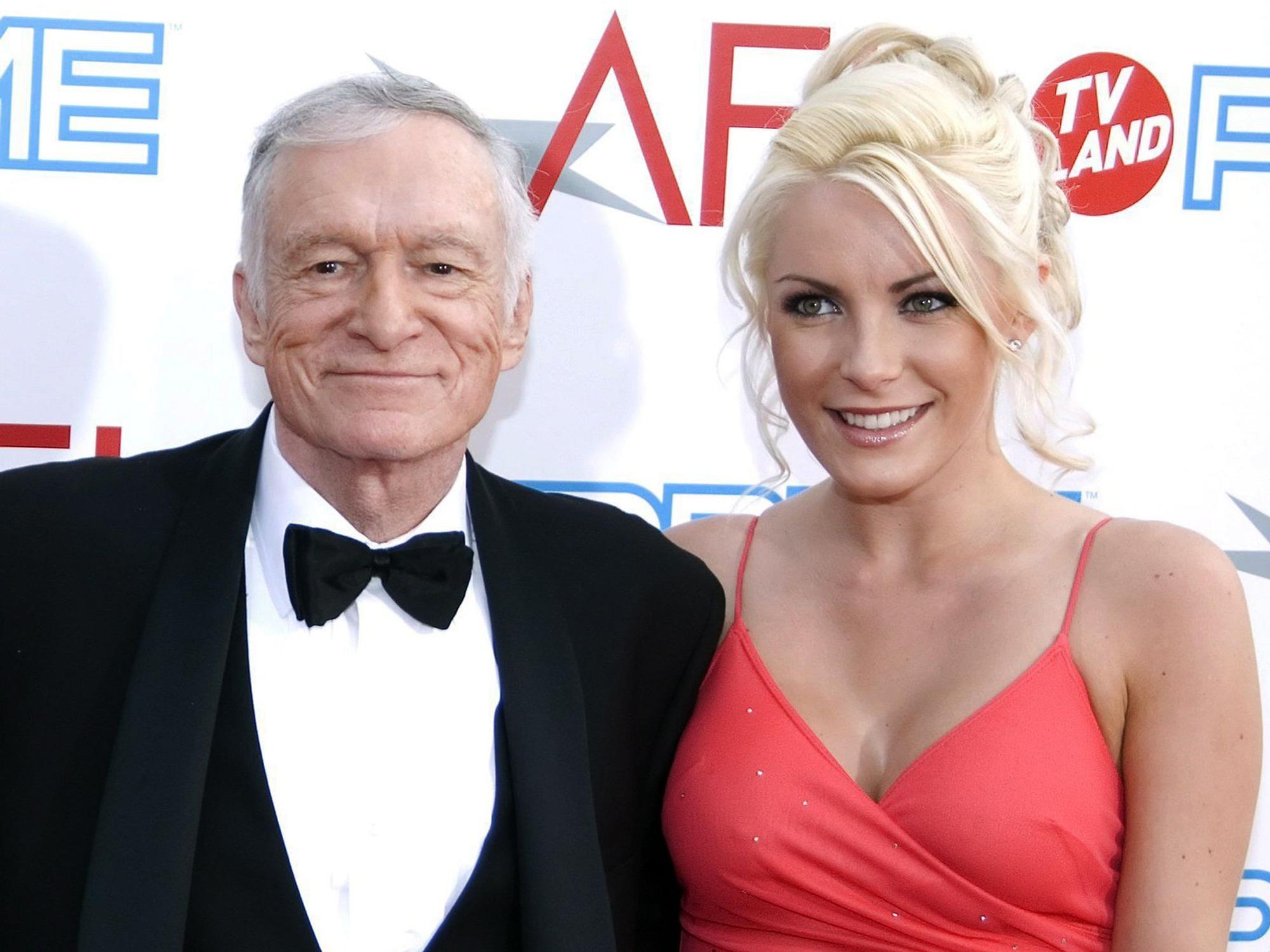 Playboy-Gründer Hugh Hefner und seine (damals noch) Verlobte Crystal Harris kommen in Los Angeles zur Verleihung des American Film Institute Life Achievement Awards (Archivfoto vom 11.06.2009).