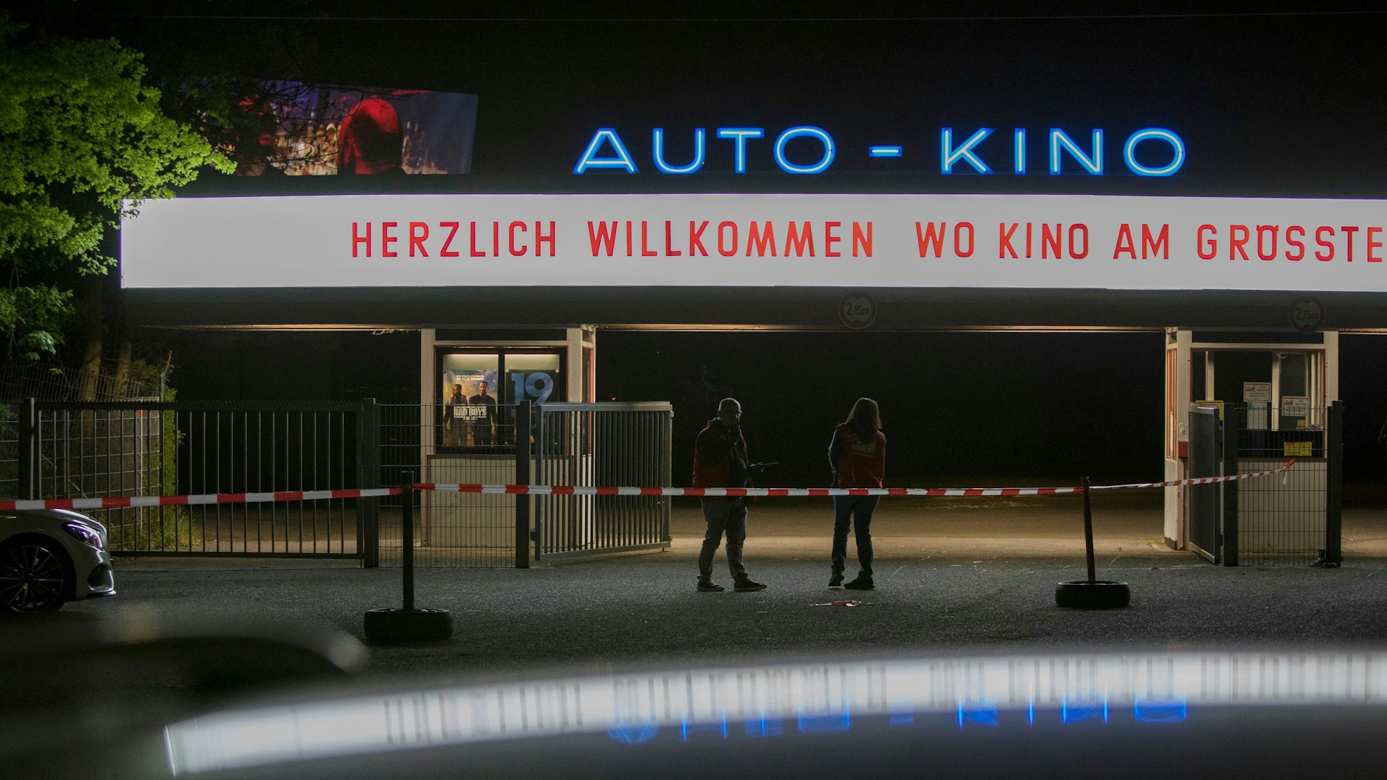 Das Autokino in Köln-Porz, am Eingang stehen mehreren Menschen zur Kartenkontrolle.