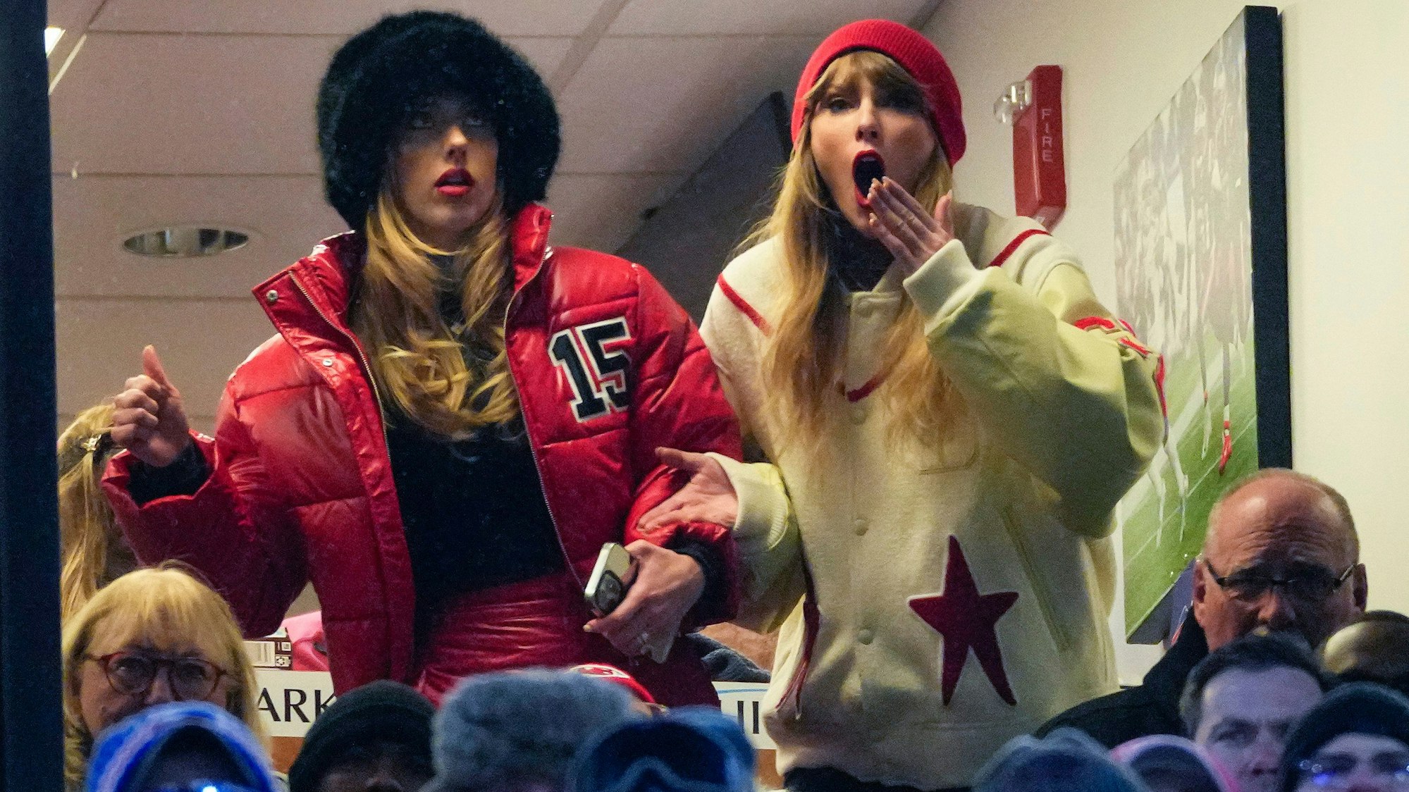 Taylor Swift und Brittany Mahomes (Ehefrau von Kansas City Chiefs-Quarterbacks Patrick Mahomes) jubeln den Chiefs am 21. Januar in New York zu.