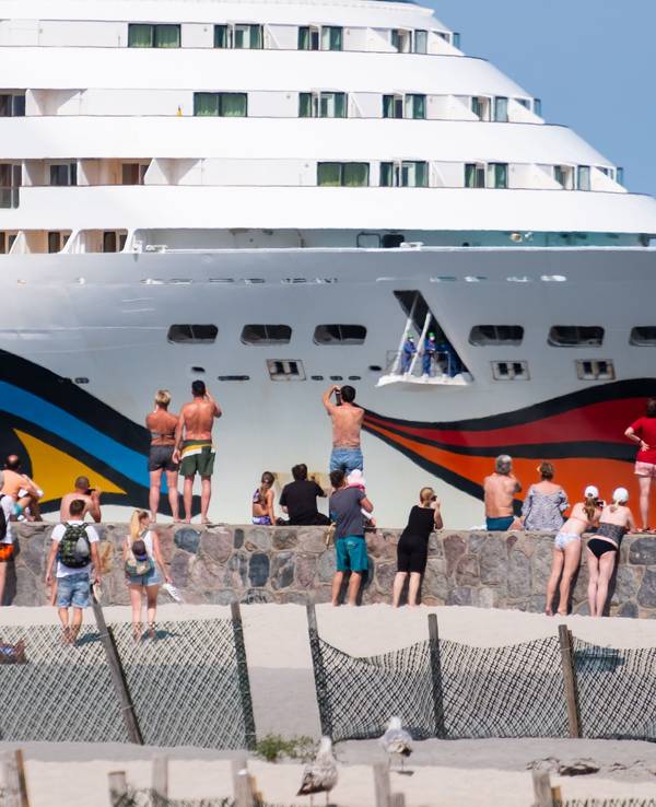 Die AIDAblu der Reederei Aida Cruises kommt ohne Passagiere im Ostseebad Warnemünde an.