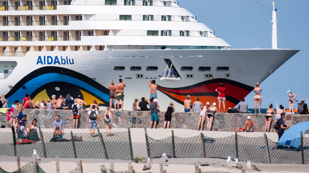 Die AIDAblu der Reederei Aida Cruises kommt ohne Passagiere im Ostseebad Warnemünde an.