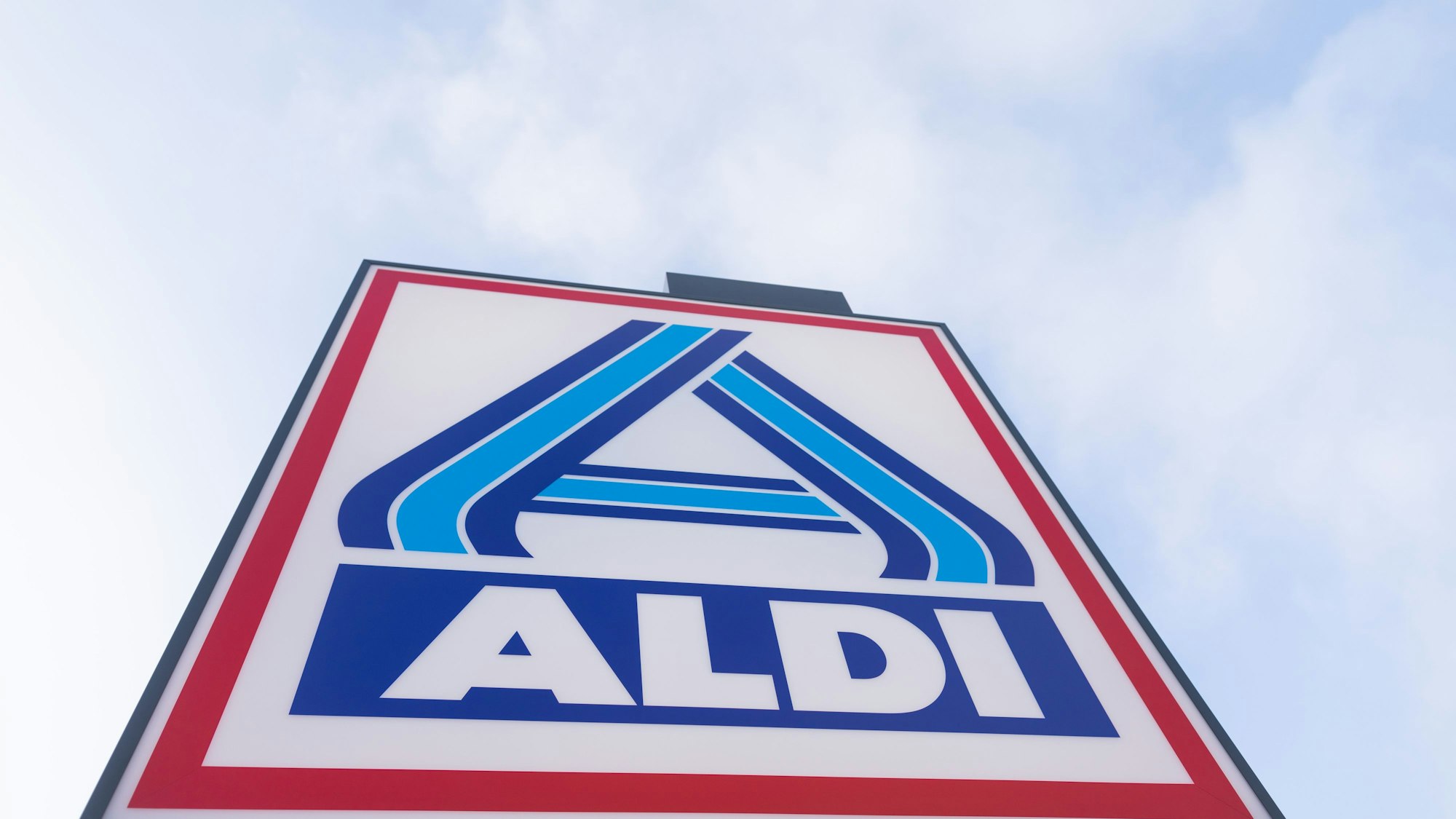 Aldi expandiert weiter in Spanien. Das Foto zeigt ein Firmenlogo in Essen.