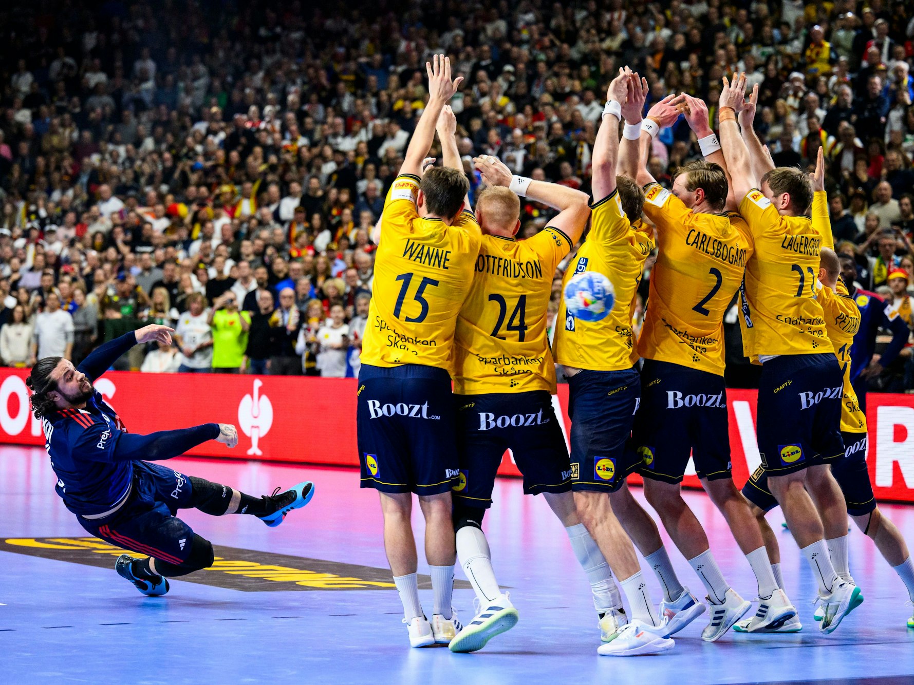 Frankreichs Elohim Prandi (l.) macht das Tor per direktem Freiwurf zum 27:27.