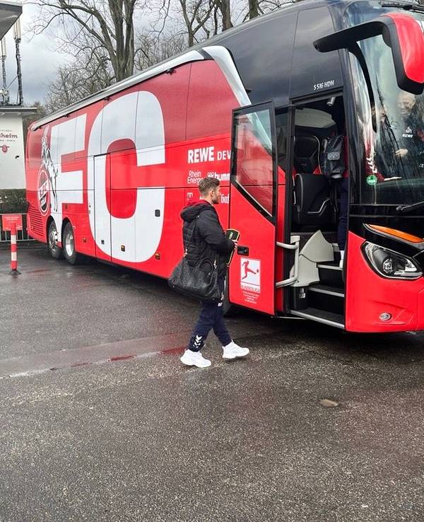 Florian Kainz steigt in den Bus Richtung Wolfsburg.