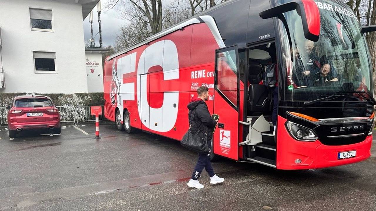 Florian Kainz steigt in den Bus Richtung Wolfsburg.