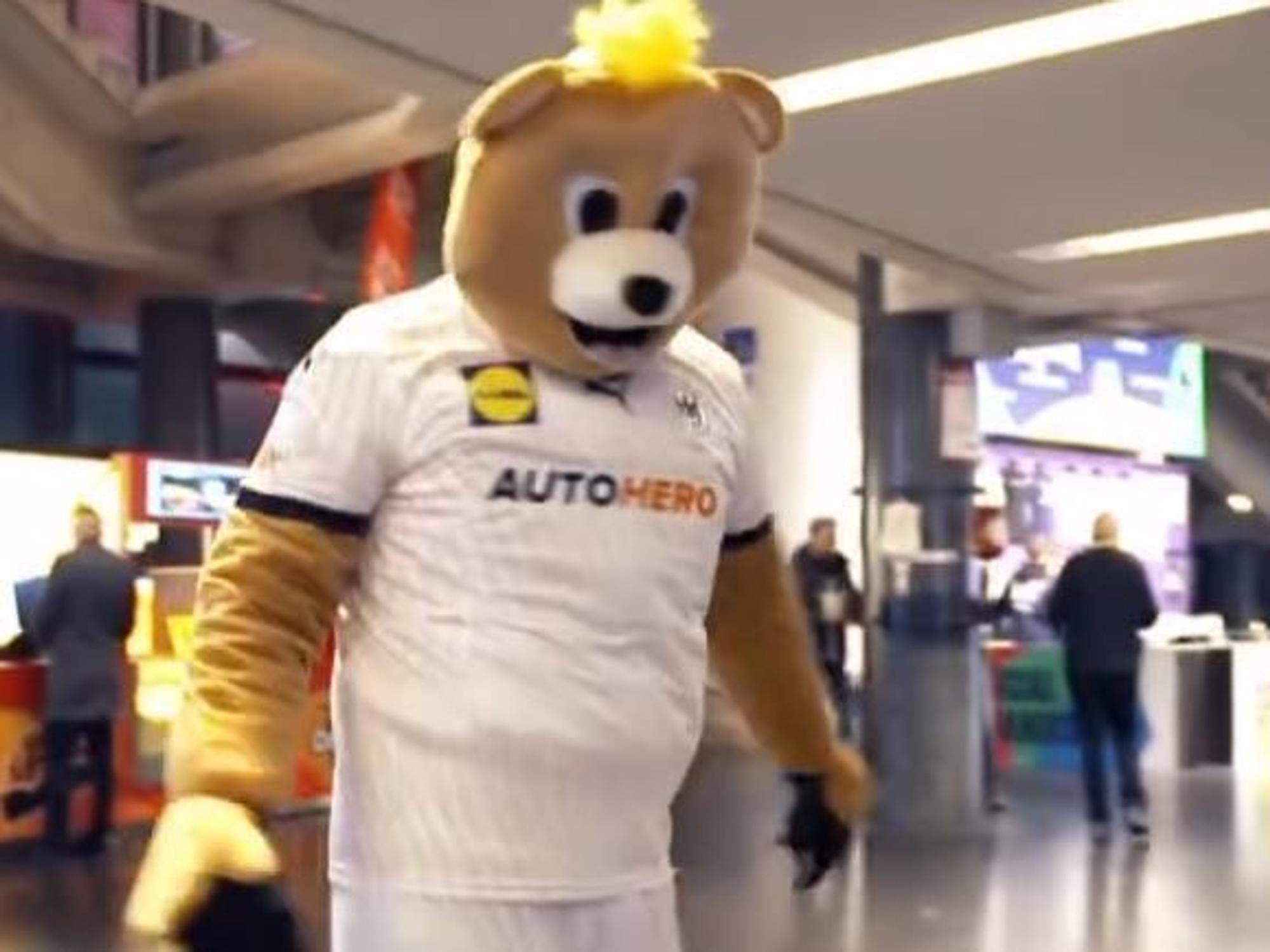 TV-Moderator Sebastian Pufpaff im Maskottchen-Kostüm.