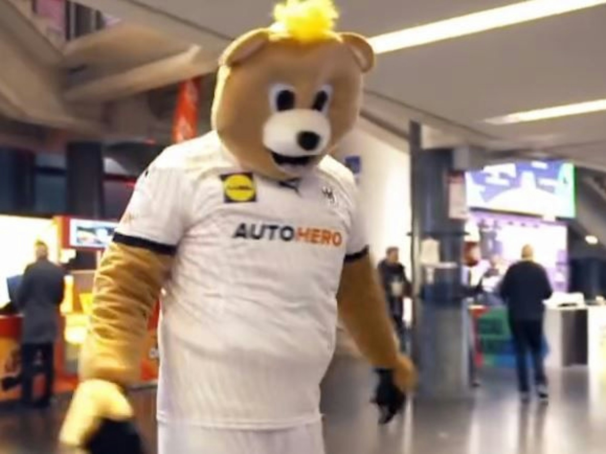 TV-Moderator Sebastian Pufpaff im Maskottchen-Kostüm.