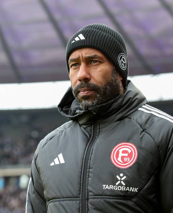 Fortuna Düsseldorfs Cheftrainer Daniel Thioune steht beim Auswärtsspiel gegen Hertha BSC im Stadion.