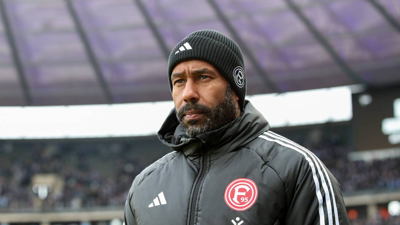 Fortuna Düsseldorfs Cheftrainer Daniel Thioune steht beim Auswärtsspiel gegen Hertha BSC im Stadion.