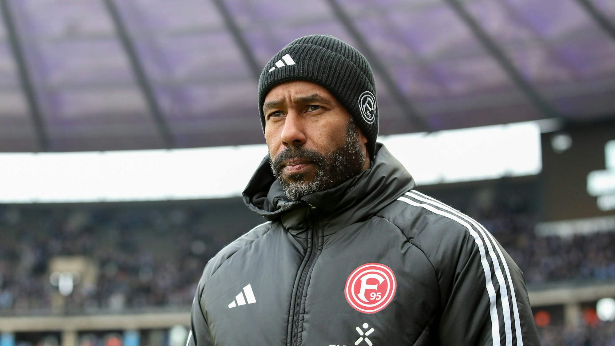 Fortuna Düsseldorfs Cheftrainer Daniel Thioune steht beim Auswärtsspiel gegen Hertha BSC im Stadion.