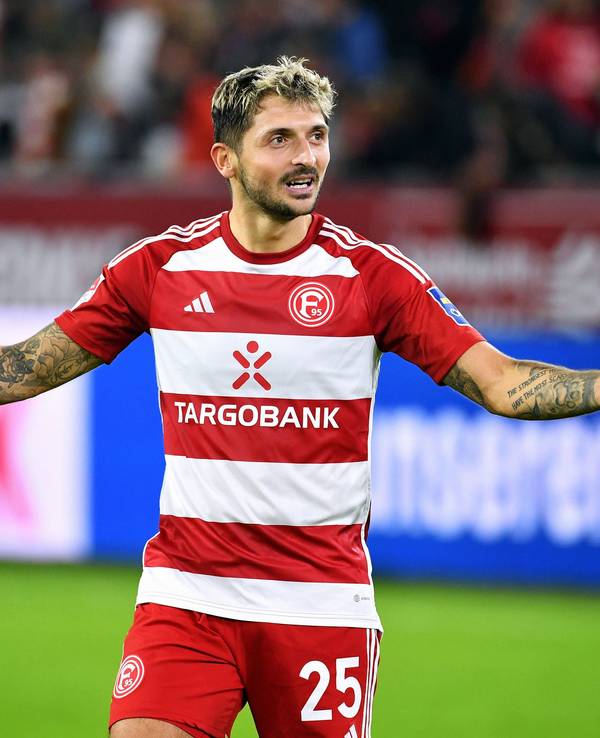 Fortuna Düsseldorfs Matthias Zimmermann gestikuliert beim Spiel gegen den 1. FC Kaiserslautern auf dem Platz.