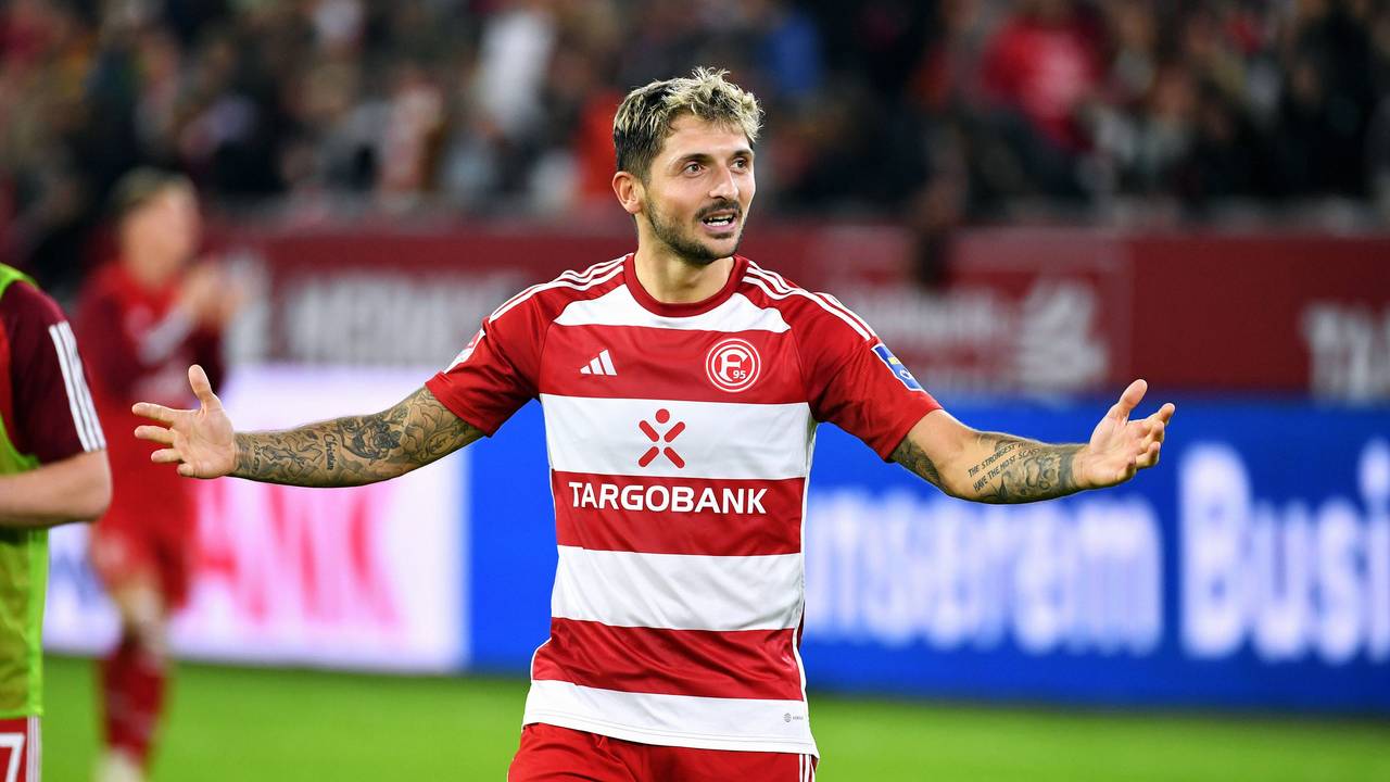Fortuna Düsseldorfs Matthias Zimmermann gestikuliert beim Spiel gegen den 1. FC Kaiserslautern auf dem Platz.