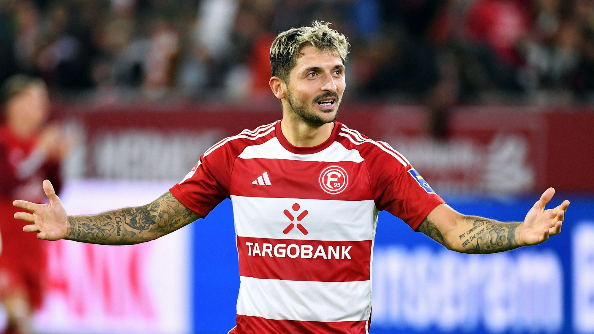 Fortuna Düsseldorfs Matthias Zimmermann gestikuliert beim Spiel gegen den 1. FC Kaiserslautern auf dem Platz.