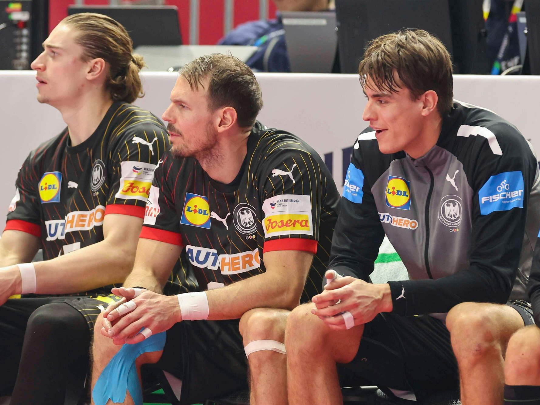 Juri Knorr(l.), Kai Häfner (M.) und Julian Köster beim Spiel der deutschen Handball-Nationalmannschaft gegen Kroatien am 24. Januar 2024.