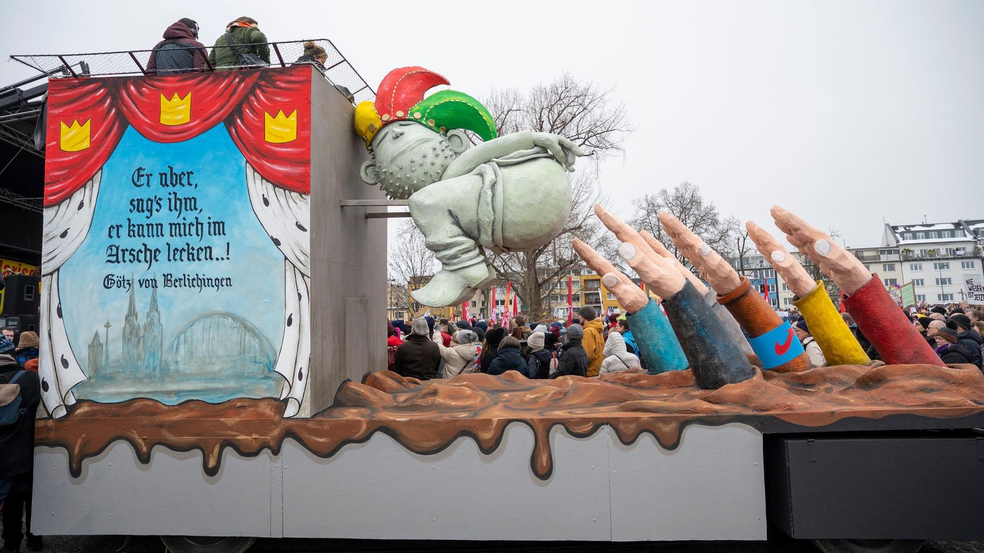 Großdemo gegen Rechts auf der Deutzer Werft. Mottowagen für Rosenmontag.