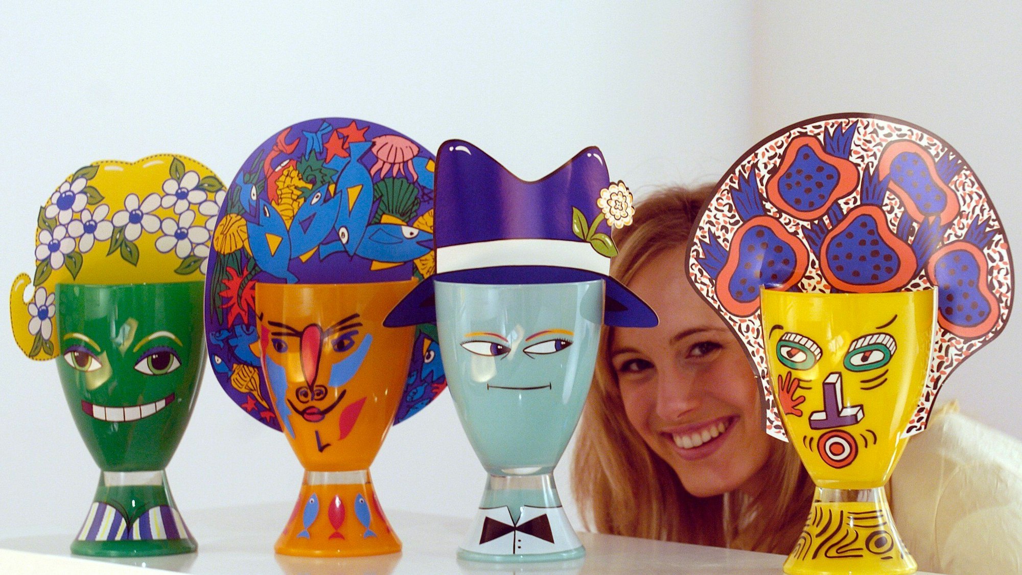 Verzierte Blumenvasen von Ritzenhoff auf der Messe „Ambiente“ in Frankfurt am Main (Archivbild 2004).