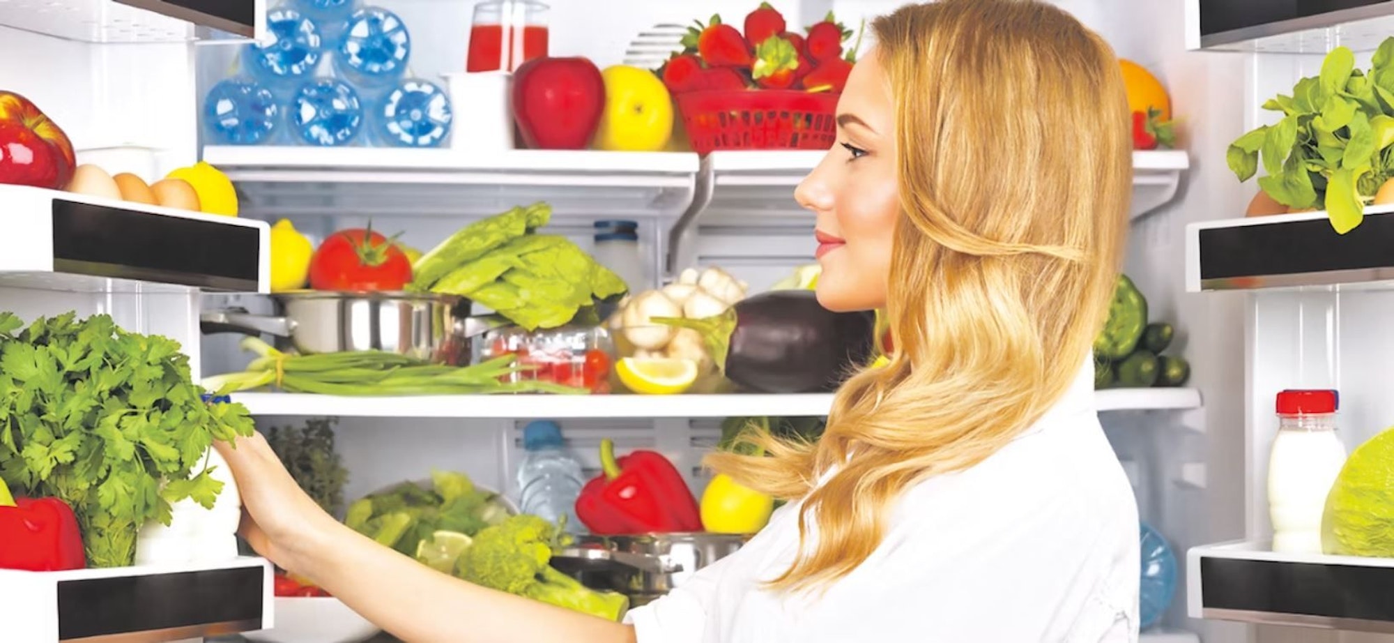 Frau am Kühlschrank.