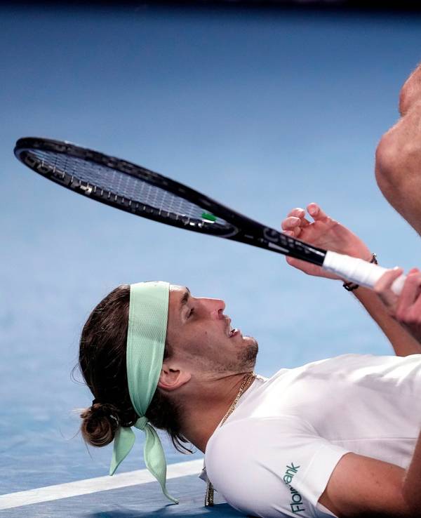 Alexander Zverev liegt am Boden.