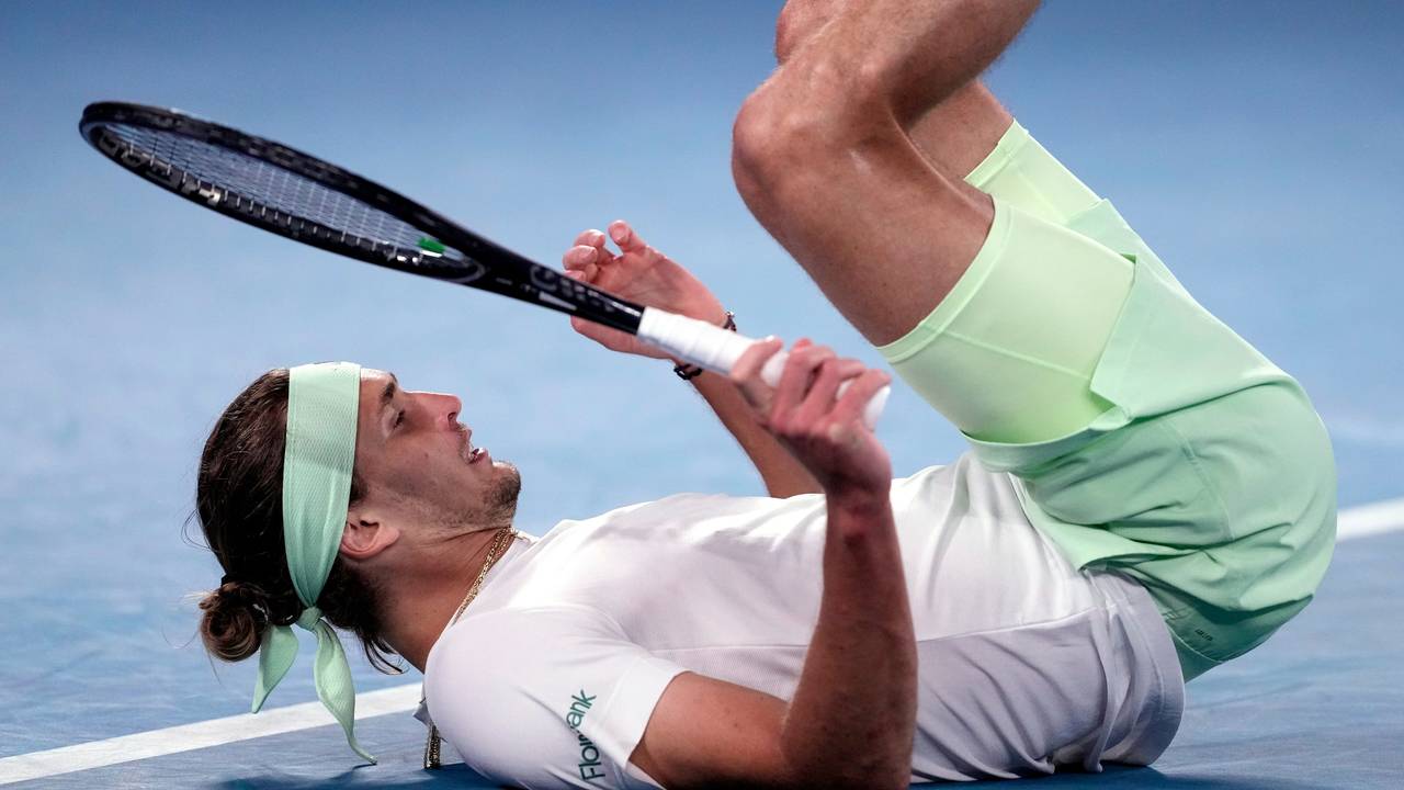 Alexander Zverev liegt am Boden.