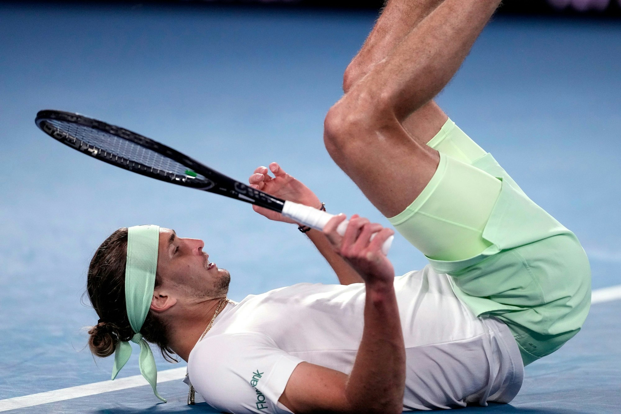 Alexander Zverev liegt am Boden.