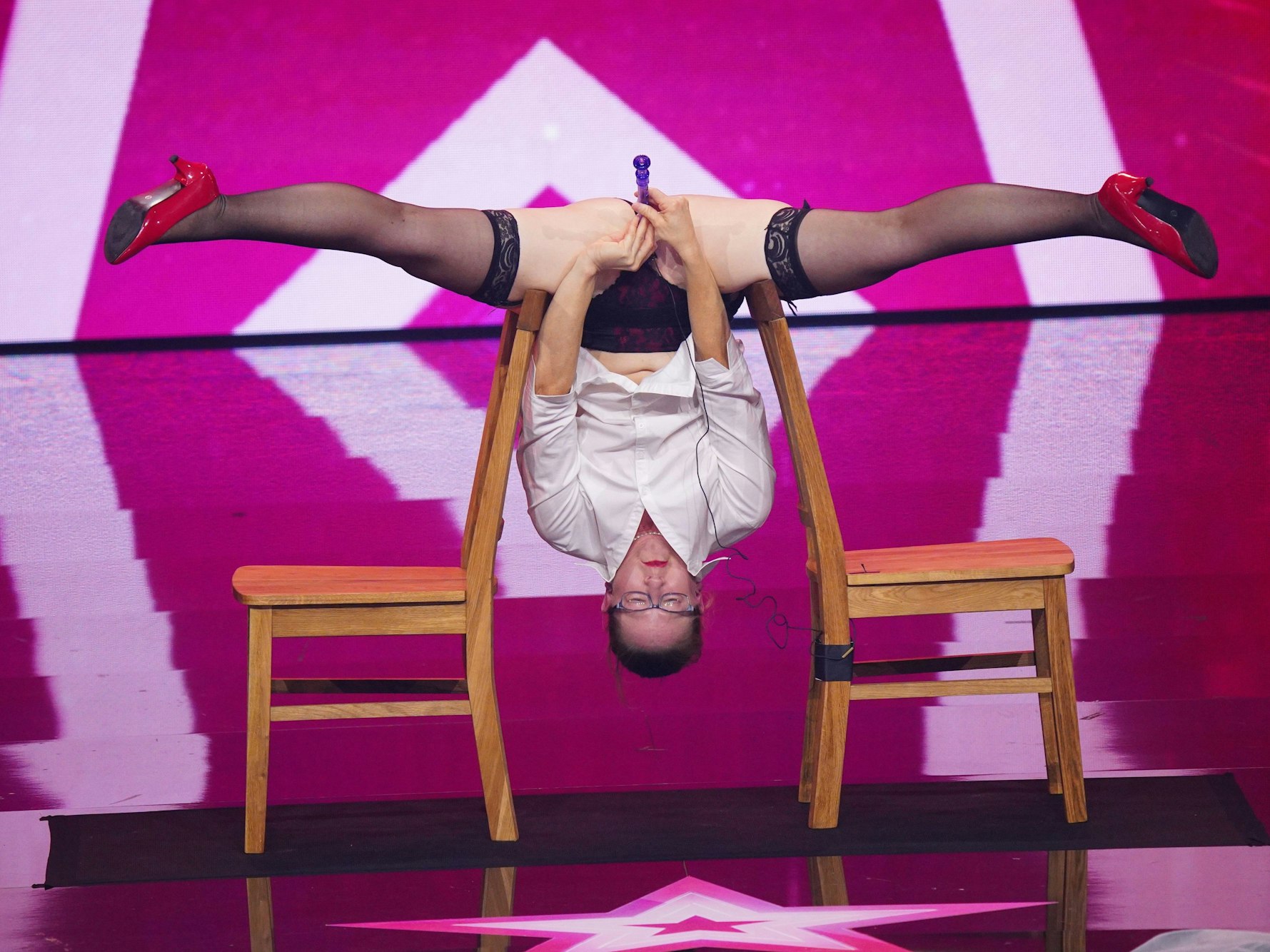 Beatrice McQueef aus Australien präsentiert eine skurrile Flötenperformance bei „Das Supertalent“.
