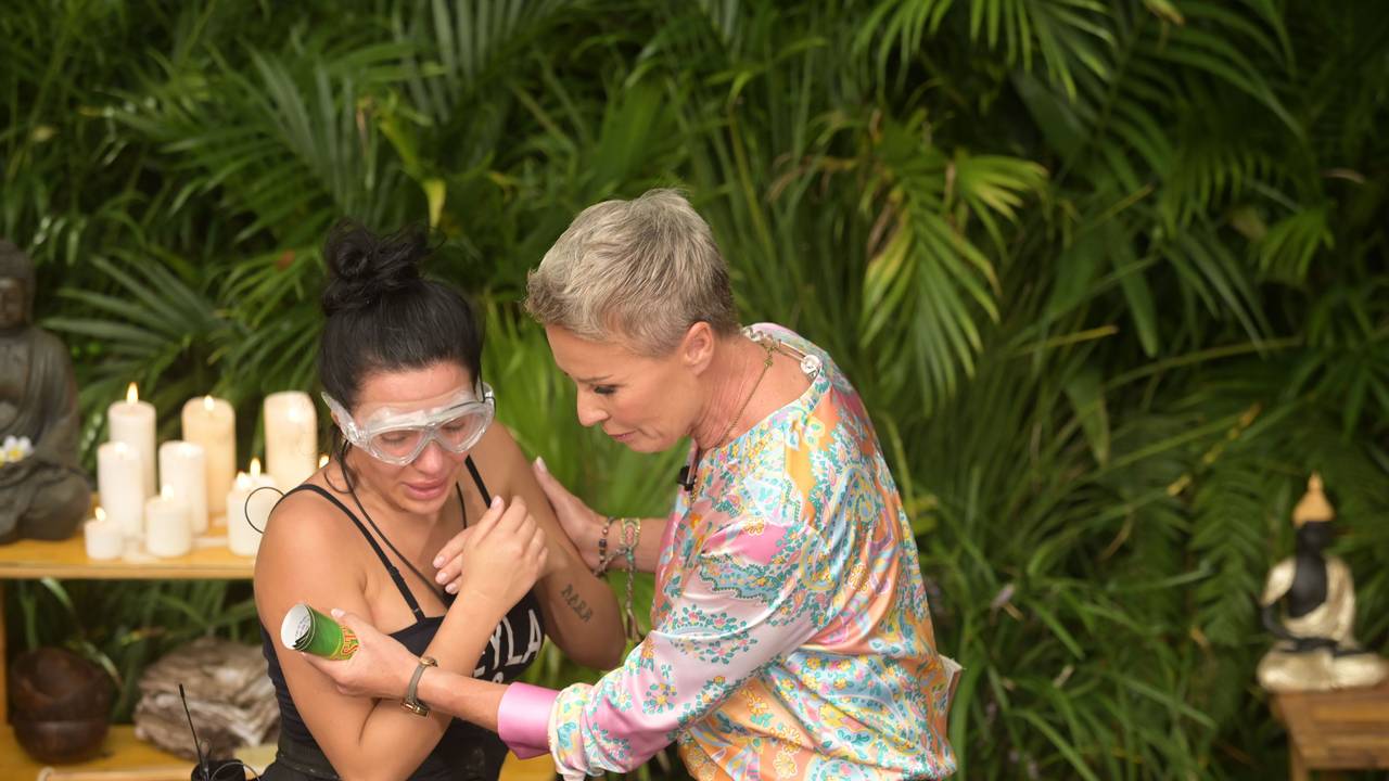 Moderatorin Sonja Zietlow (r.) mit Kandidatin Leyla Lahouar im Dschungelcamp 2024