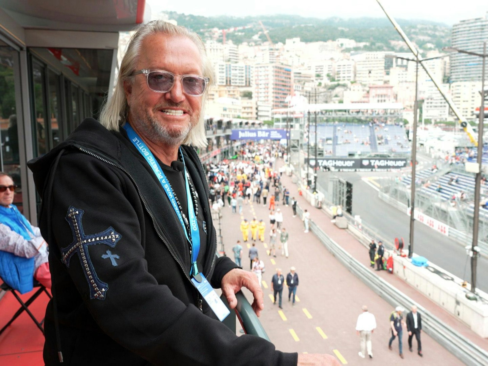 Zurück in Monaco schauen die Geissens hinter die Kulissen des legendären Grand Prix Rennens. Es stinkt nach verbranntem Gummi und Robert freut sich auf die Boxenluder.