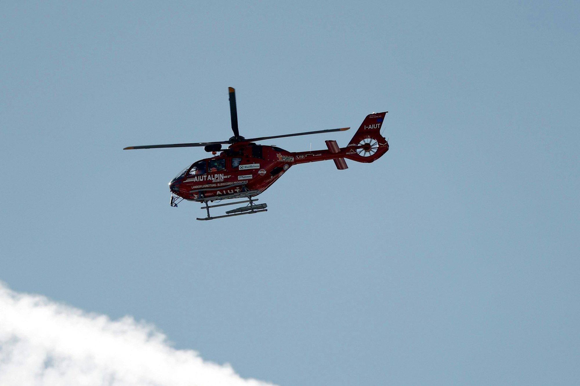 Ein Hubschrauber fliegt über der Strecke, um Mikaela Shiffrin in ein Krankenhaus zu brngen.