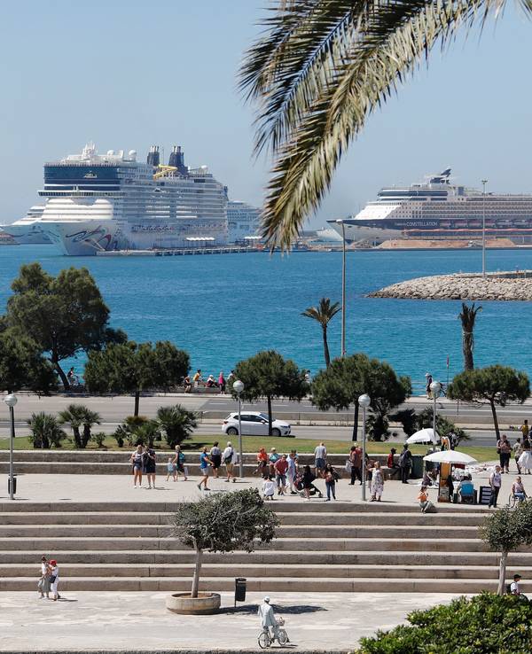 Die drei Kreuzfahrtschiffe AidaNova, Norwegian Epic und Celebrity Constellation im Hafen von Palma de Mallorca.