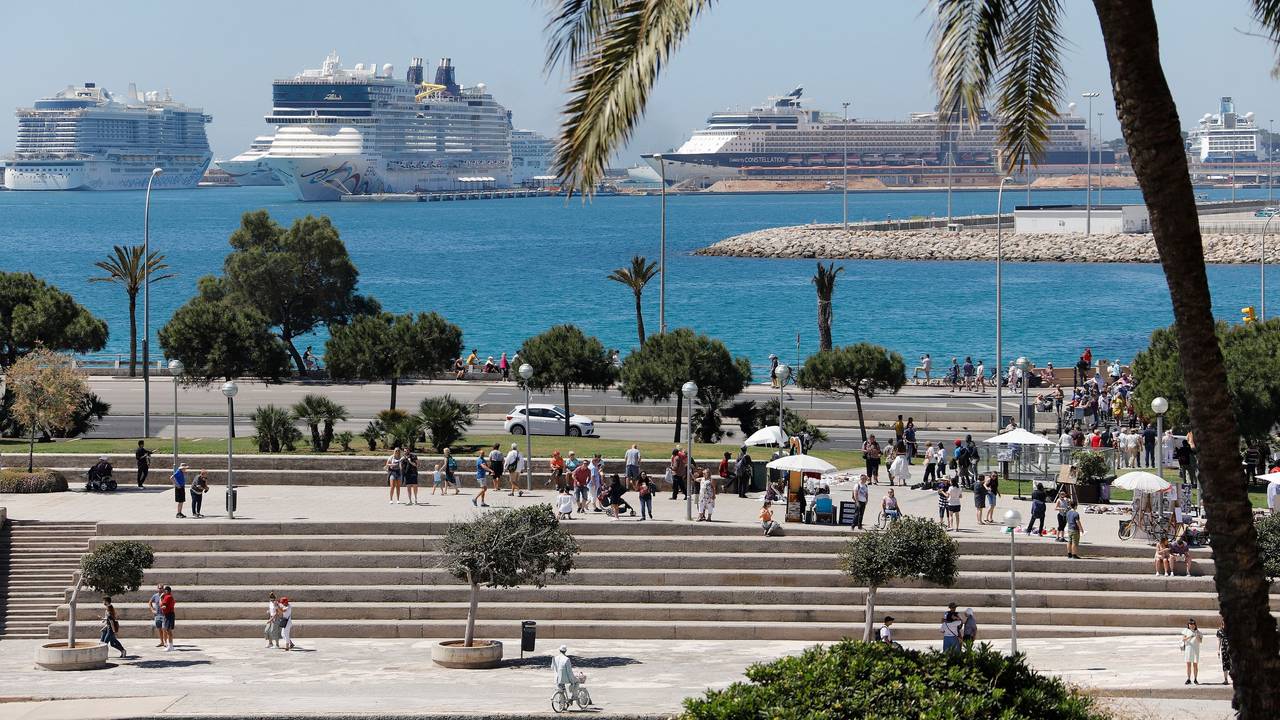Die drei Kreuzfahrtschiffe AidaNova, Norwegian Epic und Celebrity Constellation im Hafen von Palma de Mallorca.