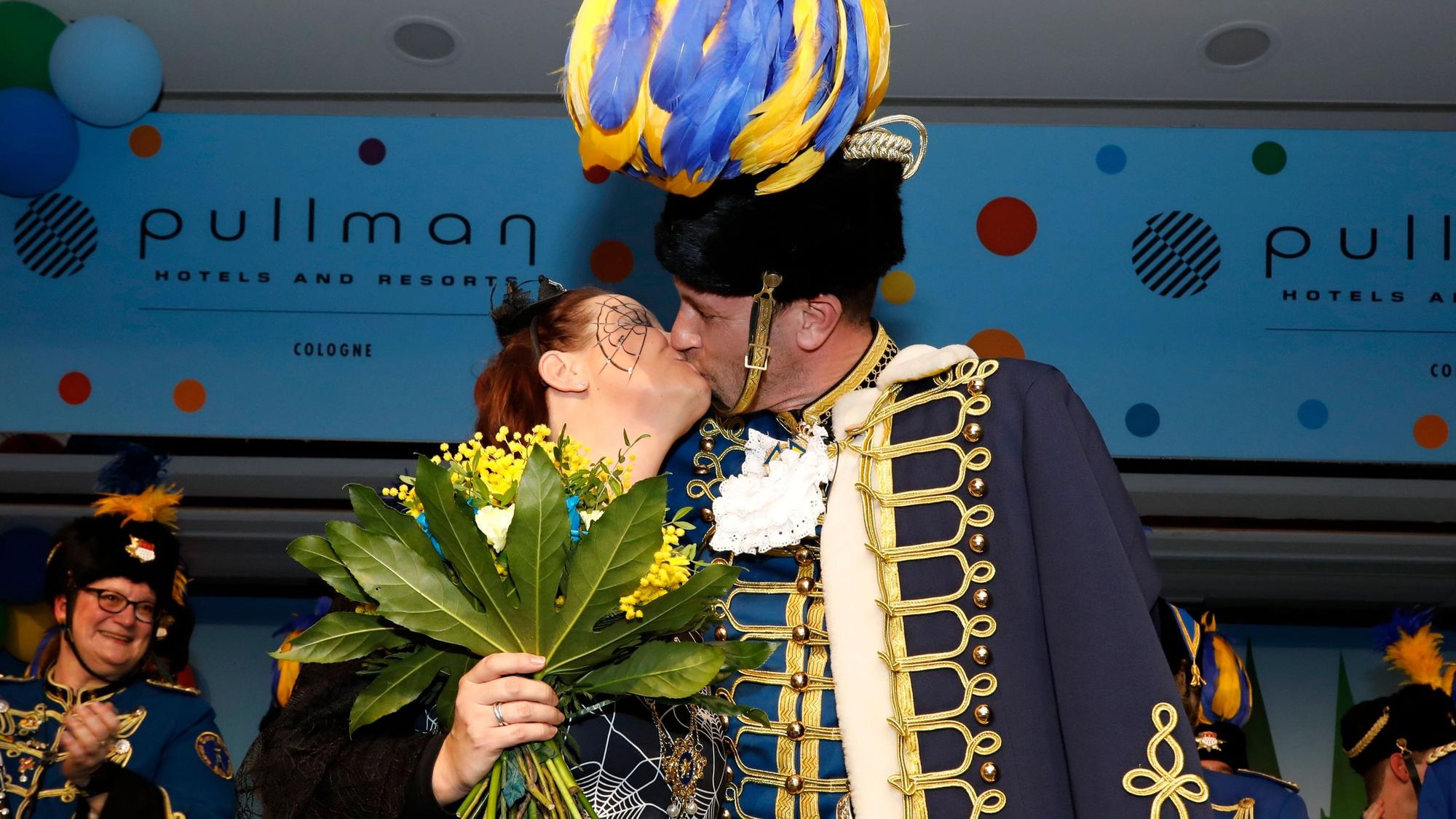 Jacqueline Schiemann und Bruno Wirtz küssen sich.