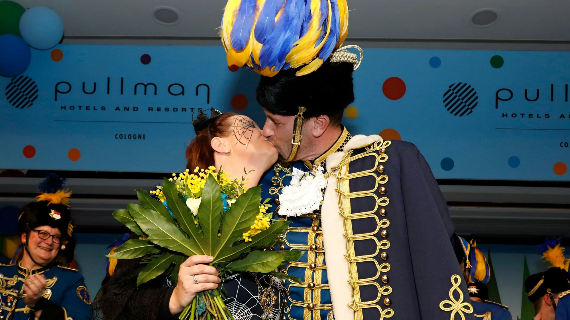 Jacqueline Schiemann und Bruno Wirtz küssen sich.