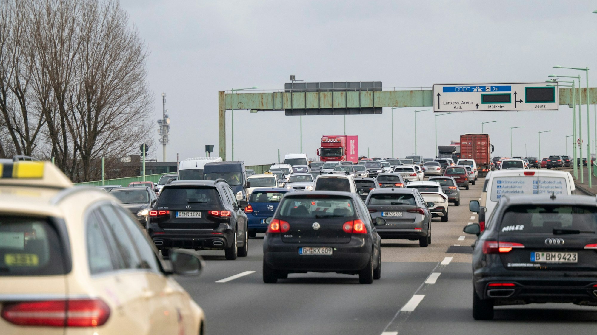 Autos stehen am 24. Januar 2024 auf der Kölner Zoobrücke im Stau.