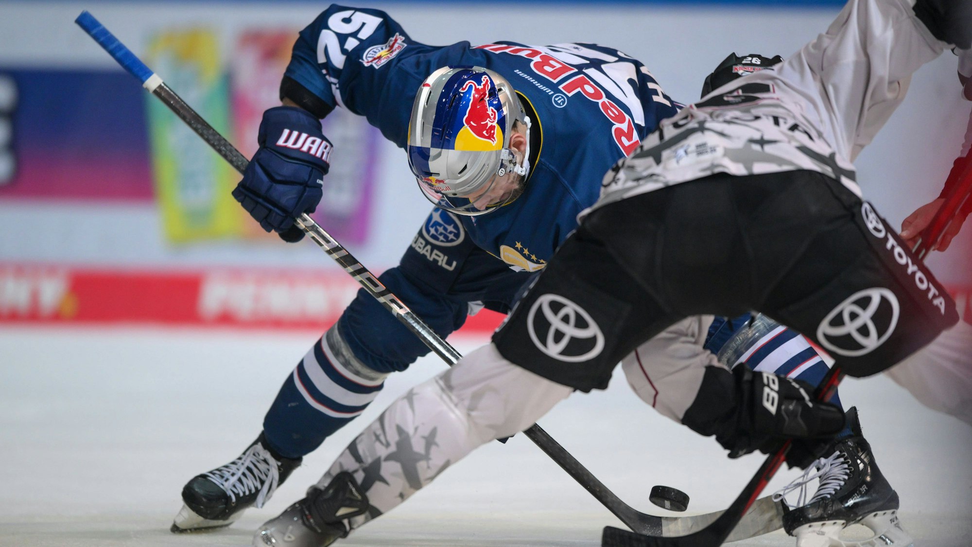 Patrick Hager (l.) und David McIntyre beim Bully.