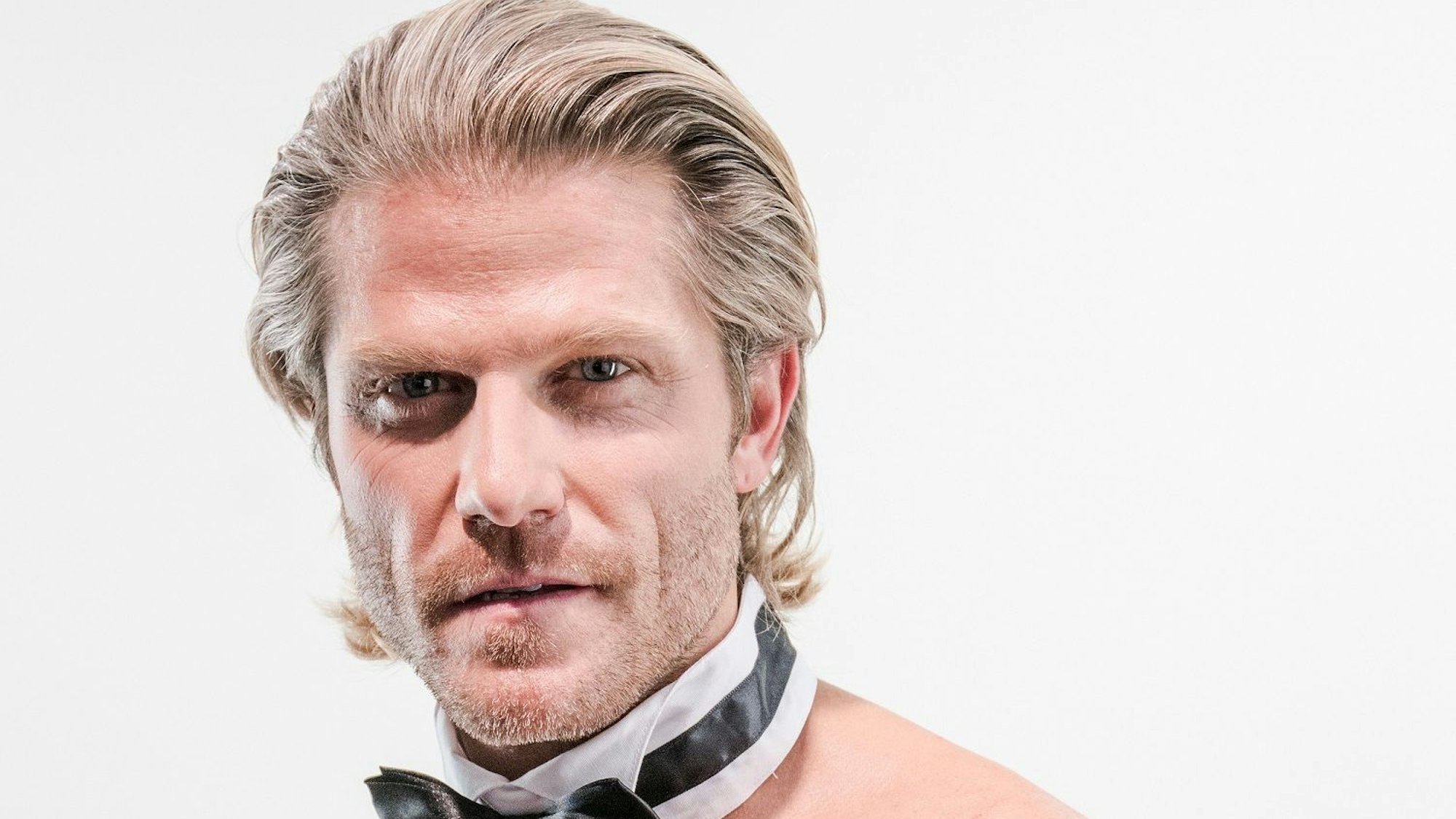 Paul Janke posiert mit Fliege für die Kamera.