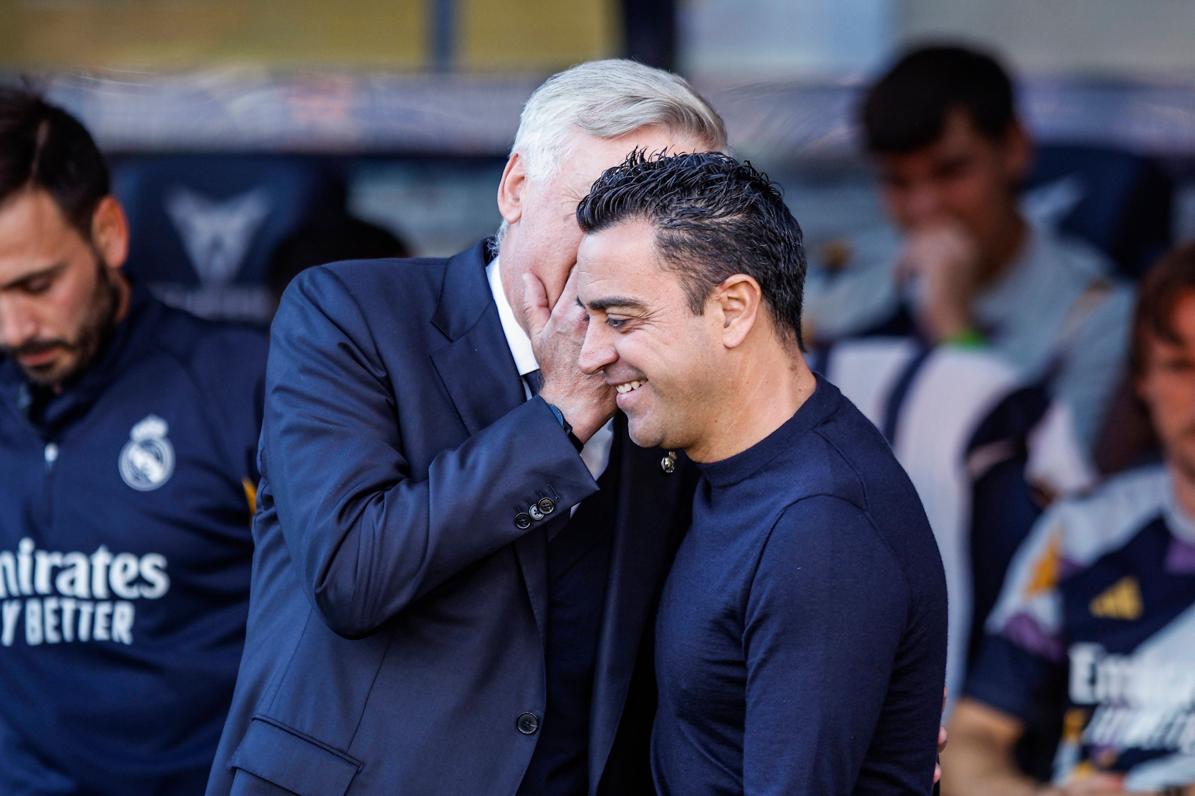 Carlo Ancelotti flüstert Xavi etwas ins Ohr.
